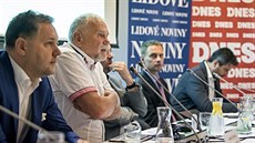 Na diskusi v budjovickém Hotelu Budweis se seli podnikatelé a politici. Na...