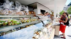 Na brněnském Zelném trhu se otevřela obchodní pasáž, která obyvatelům dočasně... Na brněnském Zelném trhu se otevřela obchodní pasáž, která obyvatelům dočasně...