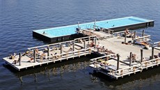 Plovoucí bazén osvěžuje v létě obyvatele Berlína. Podobný by se mohl příští rok... Plovoucí bazén osvěžuje v létě obyvatele Berlína. Podobný by se mohl příští rok...