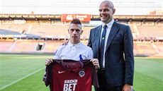 Srbský záložník Igor Plavšič po přestupu do Sparty pózuje na stadionu se svým... Srbský záložník Igor Plavšič po přestupu do Sparty pózuje na stadionu se svým...