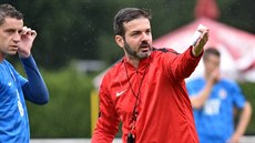 DÍVEJ Sparanský trenér Andrea Stramaccioni bhem letní pípravy.