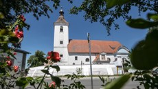 Na návsi v Pištíně stojí kostel svatého Vavřince. Jeho věž je vidět z dálky. Na návsi v Pištíně stojí kostel svatého Vavřince. Jeho věž je vidět z dálky.