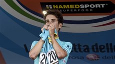 PRO MICHELEHO. Fabio Aru s dresem tragicky zesnulého Michele Scarponiho, se... PRO MICHELEHO. Fabio Aru s dresem tragicky zesnulého Michele Scarponiho, se...