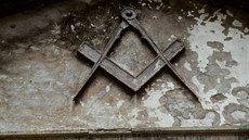 Zednáři mají tři základní symboly, tzv. velká světla - bibli, úhelník a... Zednáři mají tři základní symboly, tzv. velká světla - bibli, úhelník a...