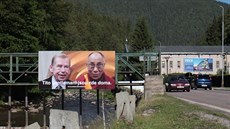 Billboard s fotografií Václava Havla a jeho Svátosti dalajlamou v Horním... Billboard s fotografií Václava Havla a jeho Svátosti dalajlamou v Horním...