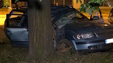 Řidič VW Passat narazil na Jateční třídě v Plzni do stromu. Na místě zemřel... Řidič VW Passat narazil na Jateční třídě v Plzni do stromu. Na místě zemřel...