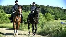 Po lupiích u Slaviína pátrala i jízdní policie.