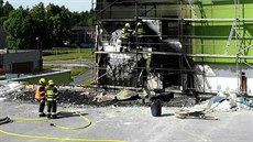 Hasiči zasahovali v Rovné na Sokolovsku. Od střechy obecního úřadu chytlo i... Hasiči zasahovali v Rovné na Sokolovsku. Od střechy obecního úřadu chytlo i...