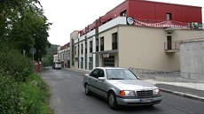 Parkovací dům v Libušině ulici v centru Karlových Varů. Parkovací dům v Libušině ulici v centru Karlových Varů.