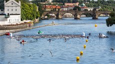 Triatlonisté si zaplavou ve Vltavě. Triatlonisté si zaplavou ve Vltavě.