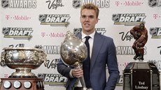 Connor McDavid z Edmontonu se vemi cenami, které bhem veera získal. Zleva...