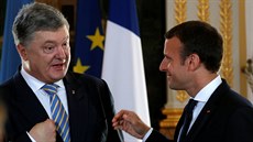 Francouzský prezident Emmanuel Macron se svým ukrajinským protjkem Petrem...