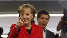 Kancléřka Angela Merkelová odvolila se svým manželem v menze Humboldtovy... Kancléřka Angela Merkelová odvolila se svým manželem v menze Humboldtovy...