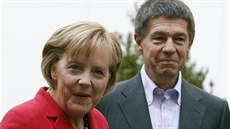 Kancléka Angela Merkelová odvolila se svým manelem Joachimem Sauerem v menze...