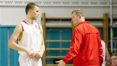 Pavel Beneš v roli trenéra nymburské juniorky. Domlouvá Matěji Svobodovi. Pavel Beneš v roli trenéra nymburské juniorky. Domlouvá Matěji Svobodovi.
