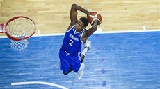 Frank Ntilikina smeující v utkání mistrovství Evropy do 18 let.