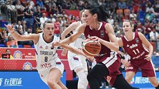 Lotyská basketbalistka Gunta Baková-Melnbardeová útoí na srbský ko.