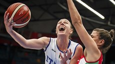 Italská basketbalistka Kathrin Ressová (vlevo) utoí v duelu s Maarskem.