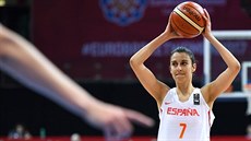 DOBRÁ NÁLADA. V týmu panlských basketbalistek panuje po postupu do semifinále dobrá nálada. O tým trenéra Lucase Mondela (v erném triku) se bhem Eurobasketu stará Pamela-Therese Effangová.