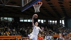 Nymburský rozehrávač Eduard Kotásek zakončuje při MČR do 19 let na koš pražské... Nymburský rozehrávač Eduard Kotásek zakončuje při MČR do 19 let na koš pražské...