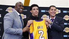 LA Lakers mohou pedstavit Lonza Balla jako svou novou posilu. Vlevo klubové...