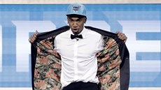 Malik Monk oslavuje, že si ho v draftu vybralo Charlotte. Jeho podšívka... Malik Monk oslavuje, že si ho v draftu vybralo Charlotte. Jeho podšívka...