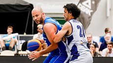 Český reprezentant v basketbalu 3x3 Jan Kratochvíl (vlevo) v duelu evropské... Český reprezentant v basketbalu 3x3 Jan Kratochvíl (vlevo) v duelu evropské...