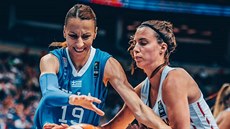 ecká basketbalistka Styliani Kaltsiduová (v modrém) v duelu s Belgií.