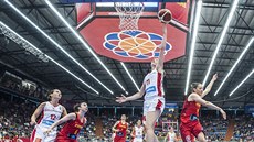 Česká křídelnice Kateřina Elhotová zakončuje na španělský koš, nezastavila ji... Česká křídelnice Kateřina Elhotová zakončuje na španělský koš, nezastavila ji...