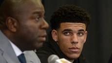 Lonzo Ball poslouchá Magica Johnsona, svého éfa v LA Lakers.