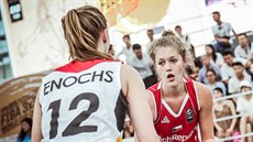 eská juniorská basketbalistka Anna Rosecká (v erveném) brání Emily Enochsovou...