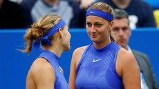 Lucie afáová (vlevo) gratuluje Pete Kvitové k postupu do finále turnaje v...