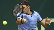 Roger Federer returnuje ve finále turnaje v Halle.