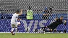 Chilský útočník Alexis Sánchez překonává z penalty portugalského brankáře Ruie... Chilský útočník Alexis Sánchez překonává z penalty portugalského brankáře Ruie...