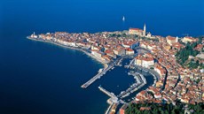 Slovinsko, letecký pohled na město Piran. Slovinsko, letecký pohled na město Piran.