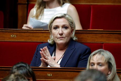 Vdkyn Národní fronty Marine Le Penová ve francouzském parlamentu (27. ervna...