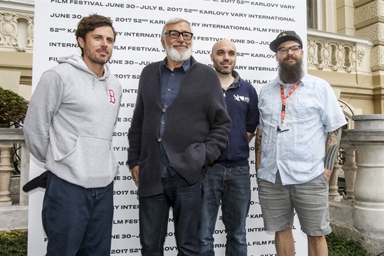 Herec Casey Affleck, prezident festivalu Jií Bartoka, reisér David Lowery a...