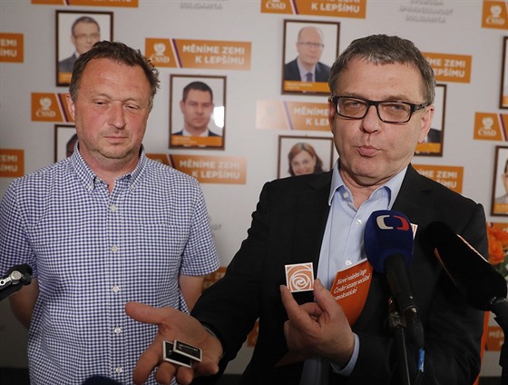Volební lídr SSD Lubomír Zaorálek ukázal nové stranické logo. Na tom pvodním...