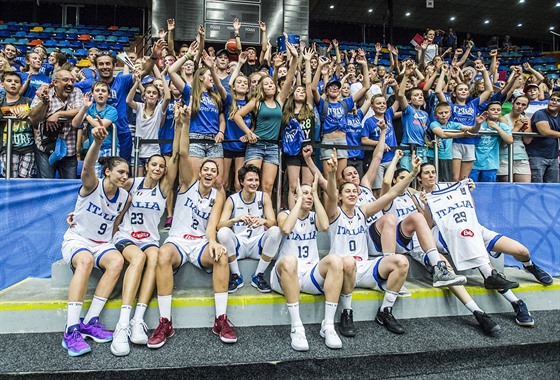 Italské basketbalistky se fotí s áky a ákynmi z královéhradecké koly...