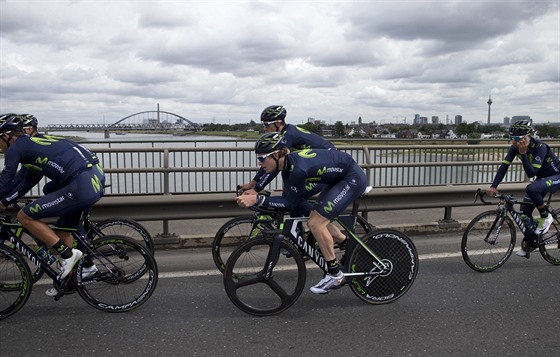 Nairo Quintana (zcela vpravo) s týmem Movistar bhem tréninku ped startem Tour...