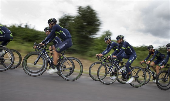 Nairo Quintana (tetí zprava) s týmem Movistar bhem tréninku ped startem Tour...