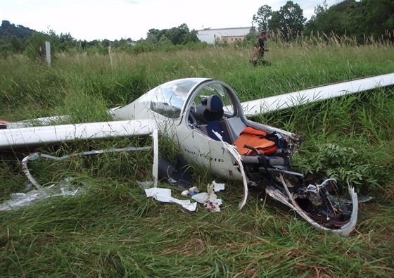 Pilot se s vtronm zítil do vysoké trávy na beskydské louce.