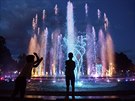 FONTÁNA. Návtvníci sledují barevnou fontánu na Markétin ostrov v Budapeti....