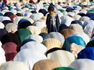 RAMADÁN. Chlapec sleduje modlící se muslimy pi svátku peruení pstu (íd...