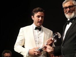 Casey Affleck pebírá cenu of Jiího Bartoky (30. ervna 2017).