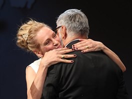 Uma Thurmanová a Jií Bartoka se vítají na pódiu (30. ervna 2017).