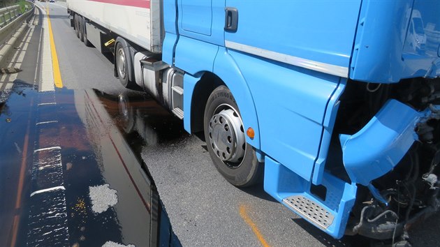 Kamion s vyteklou kyselinou.Snmek z nehody na D1, kvli kter musel lut autobus na tu zkou lesn silnici, kde se tragicky srazil s motorkem.