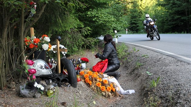 Msto nehody motorke a lutho autobusu u Vtrnho Jenkova.