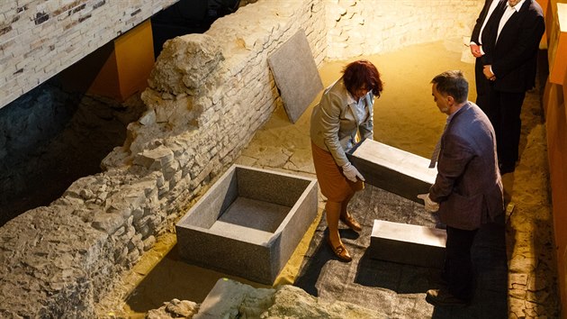 Uloen kosternch ostatk pti lid z 10. stolet na dv rzn msta Praskho hradu. Ostatky pat podle hypotz archeolog k nejstarm Pemyslovcm (30. ervna 2017)