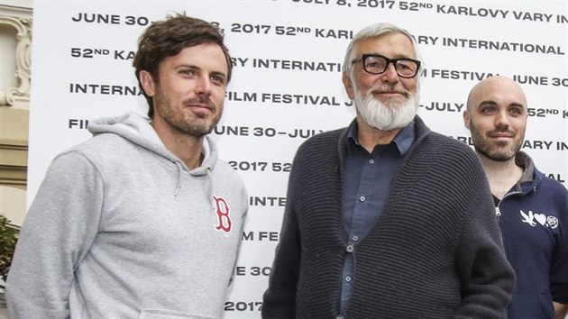 Herec Casey Affleck, prezident festivalu Ji Bartoka, reisr David Lowery a producent James M. Johnston (zleva).